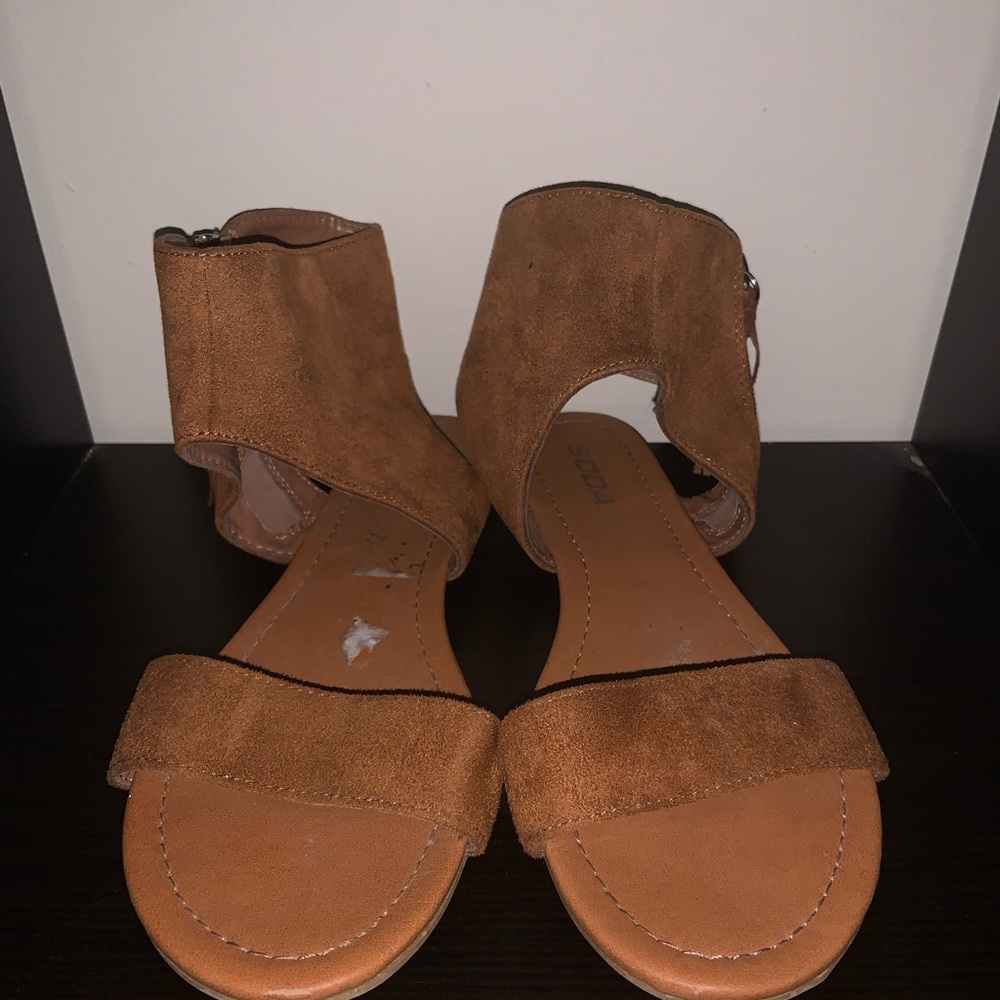 Soda sandals